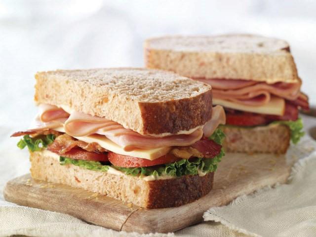 Món bánh mì sandwich kẹp thịt ngon, bổ và không nhiều mỡ.